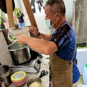 現吃香蔥關廟麵+冷泡茶